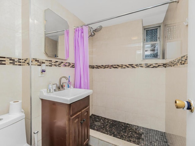 bathroom featuring a shower with shower curtain, vanity, and toilet