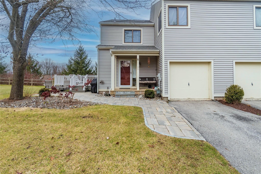 view of front of property featuring a front yard and a garage