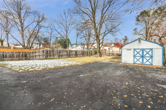 view of yard featuring an outdoor structure