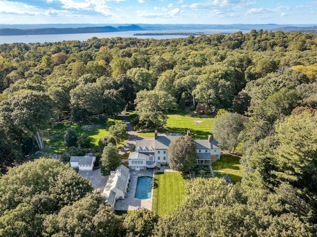 bird's eye view featuring a wooded view