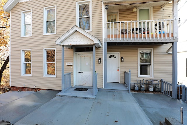 view of front facade featuring a balcony