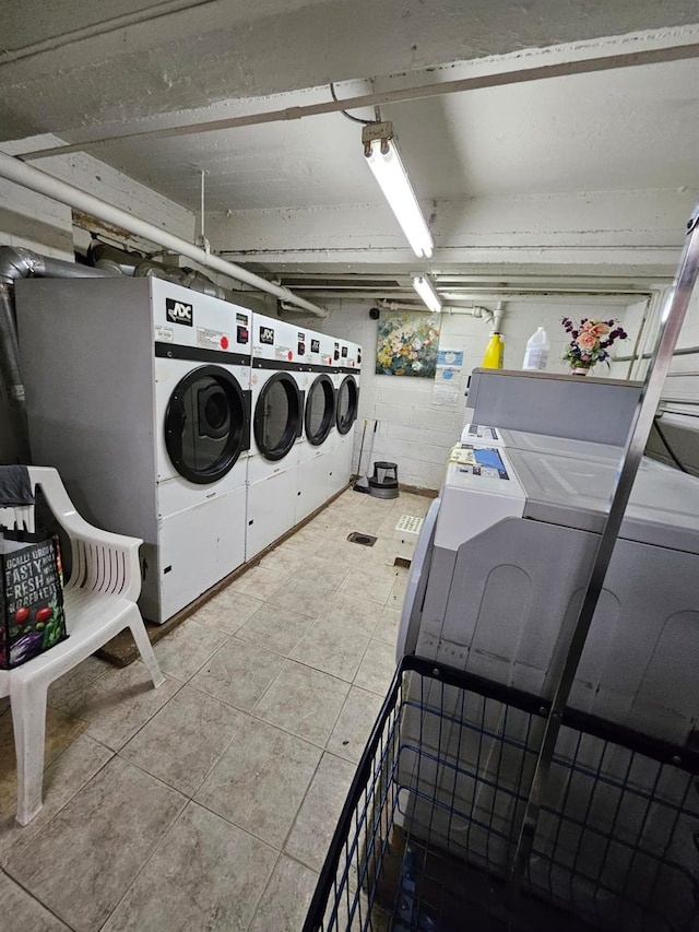 laundry room with tile patterned flooring and independent washer and dryer