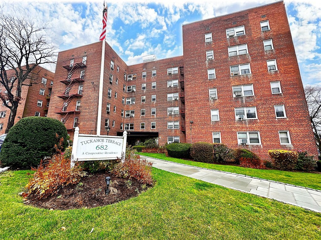 682 Tuckahoe Rd Unit 4A, Yonkers, NY 10710 - photo 1