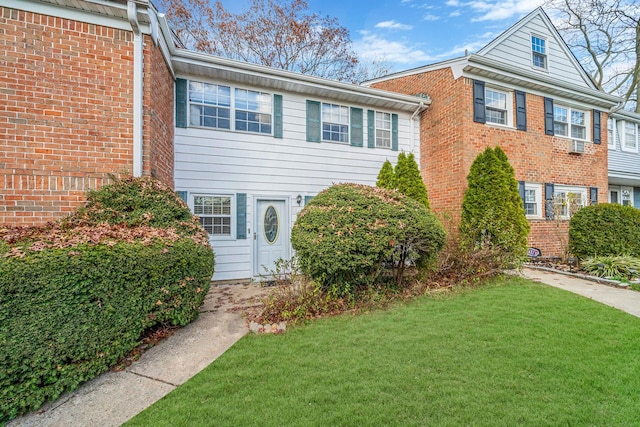 view of front of home featuring a front yard