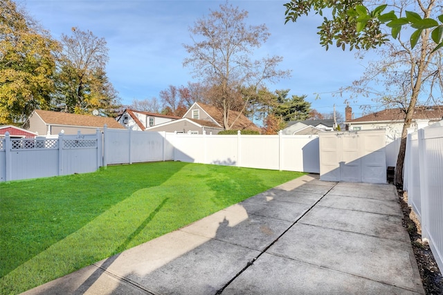 view of yard with a patio area