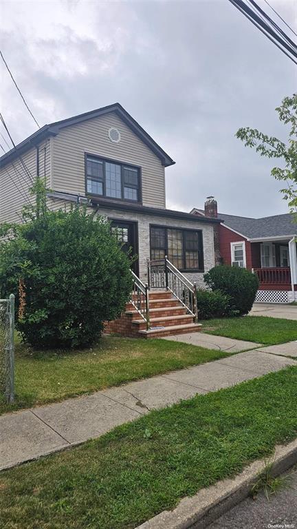 view of front of property with a front lawn