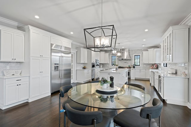 dining room with ornamental molding, dark hardwood / wood-style floors, and a notable chandelier