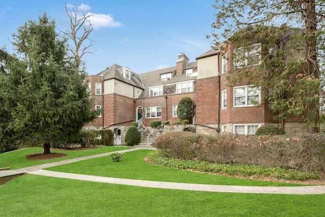 view of property's community featuring a lawn