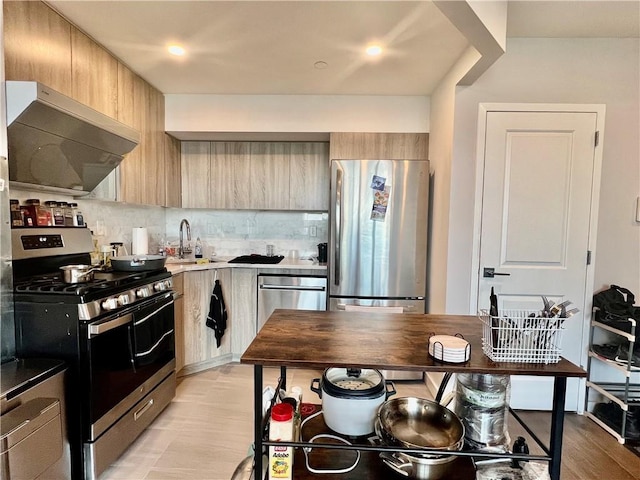 kitchen with backsplash, sink, stainless steel appliances, and range hood