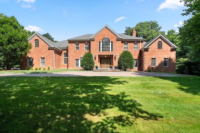 view of front of house featuring a front lawn