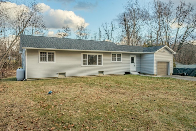 view of front facade featuring a front lawn and a garage