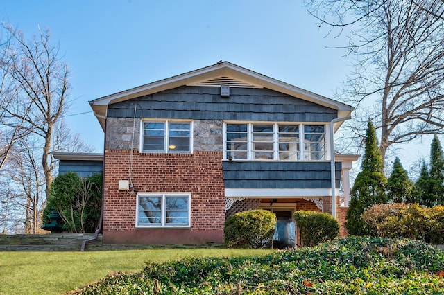 view of front of house featuring a front lawn