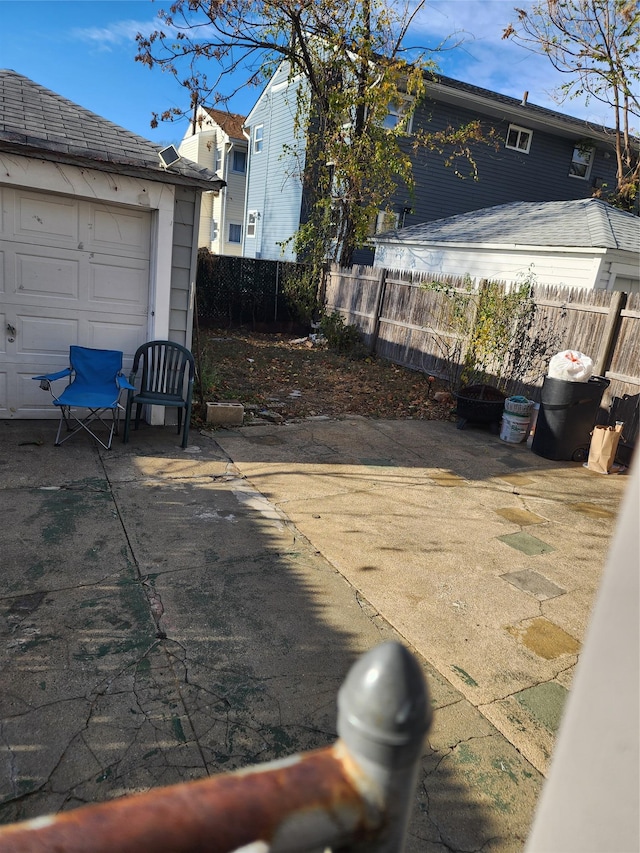 view of yard with an outdoor structure and a garage