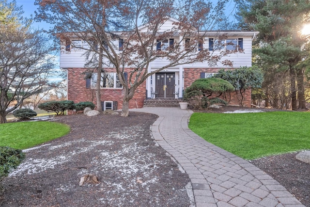 view of front of property featuring a front yard