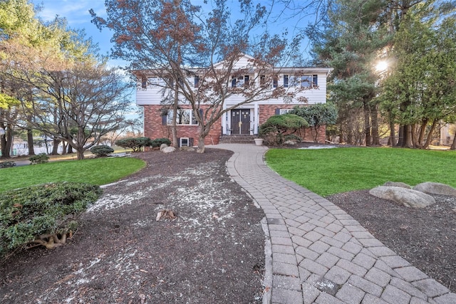 view of front of house featuring a front yard