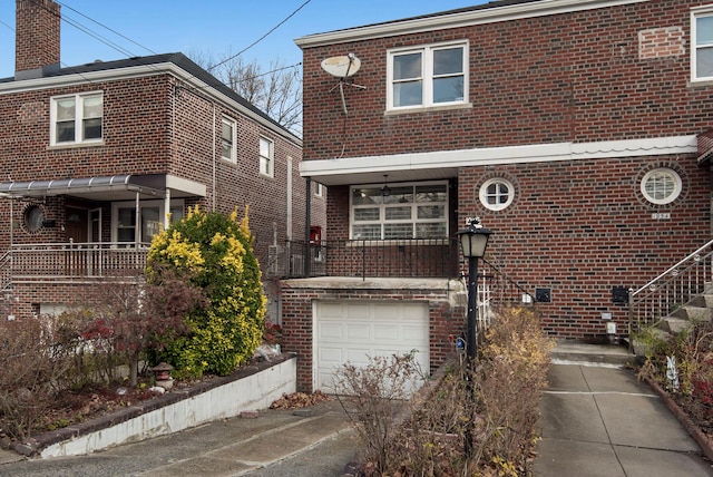 view of front property featuring a garage