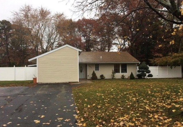 view of front facade featuring a front yard