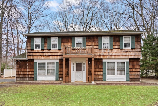 colonial house featuring a front lawn