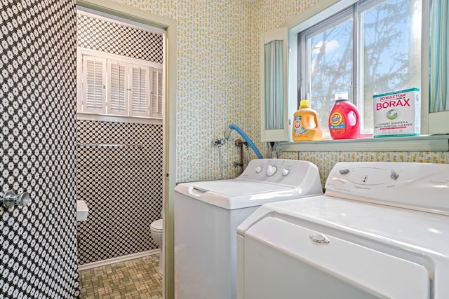 washroom featuring tile patterned flooring and independent washer and dryer