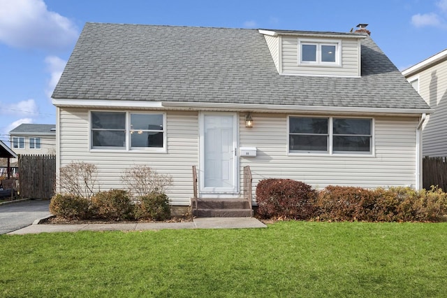 view of front of property featuring a front yard