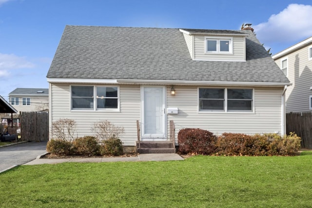 view of front facade featuring a front lawn