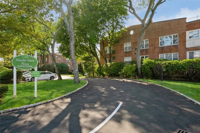 view of property's community featuring a lawn