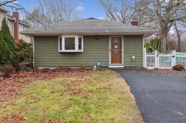 view of front facade with a front lawn