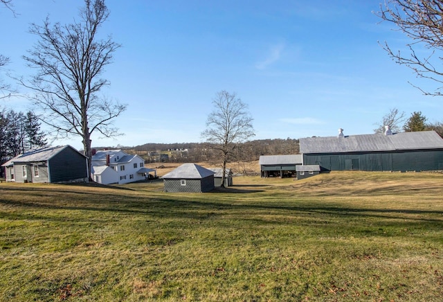 view of yard with an outbuilding