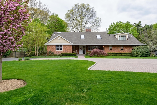 view of front facade featuring a front yard