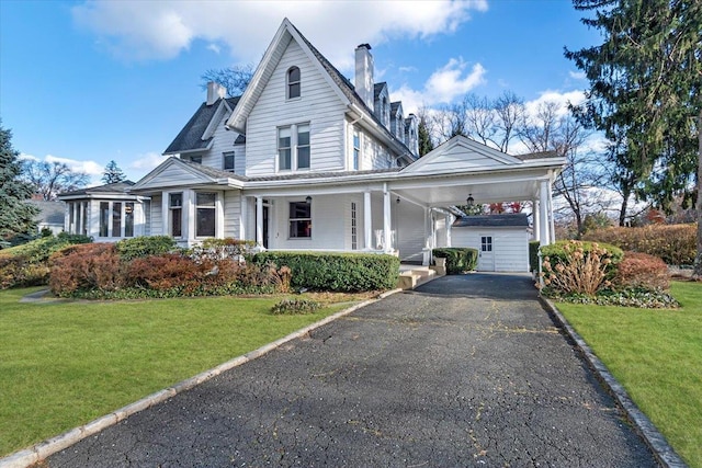 view of front of property featuring a porch and a front yard