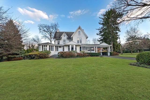 view of front of property featuring a front lawn