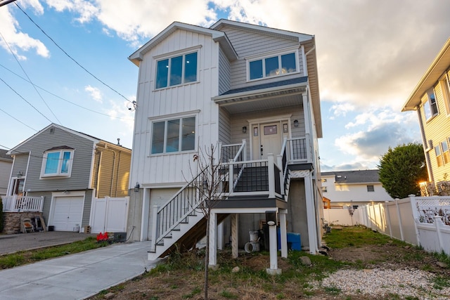 view of front of property featuring covered porch