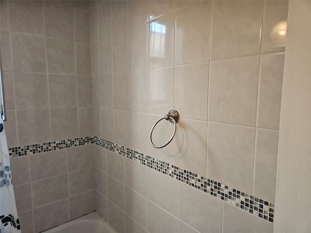 bathroom featuring shower / tub combo