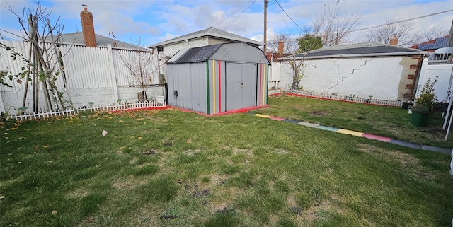 view of yard with a storage unit