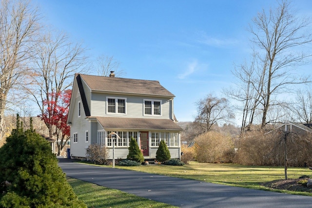 view of front of home featuring a front yard