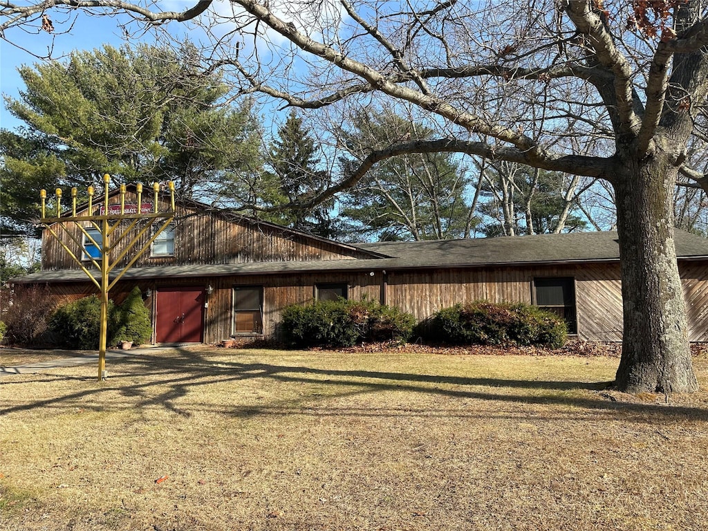 view of front facade with a front lawn