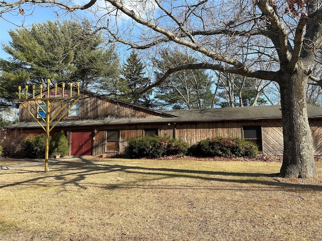 view of front facade with a front lawn