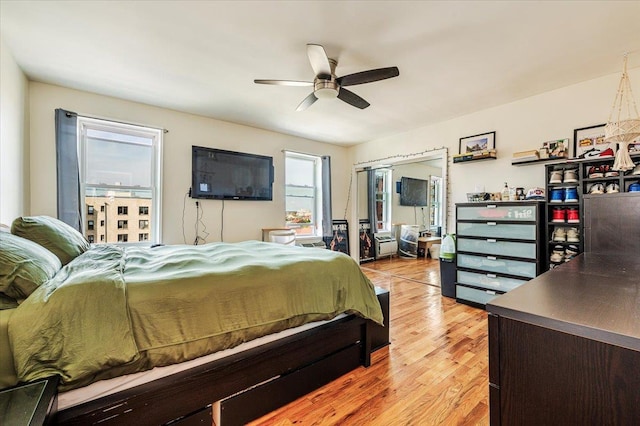 bedroom featuring a closet, light hardwood / wood-style floors, and ceiling fan