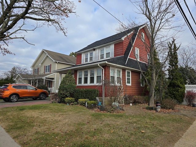 view of front facade with a front lawn