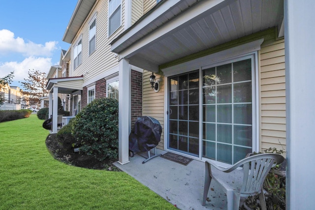 property entrance featuring a yard