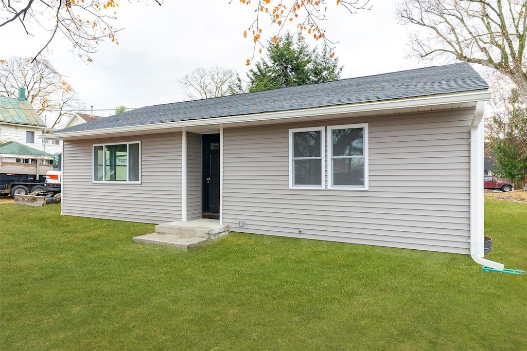 view of front of property with a front lawn