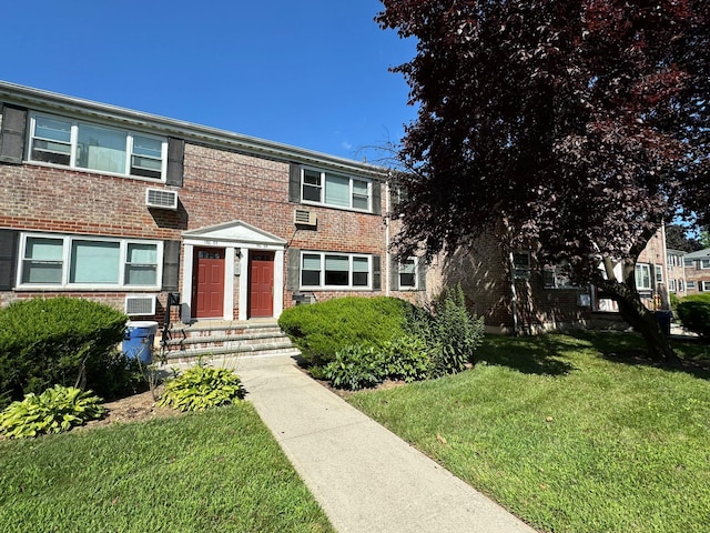 view of front facade featuring a front lawn