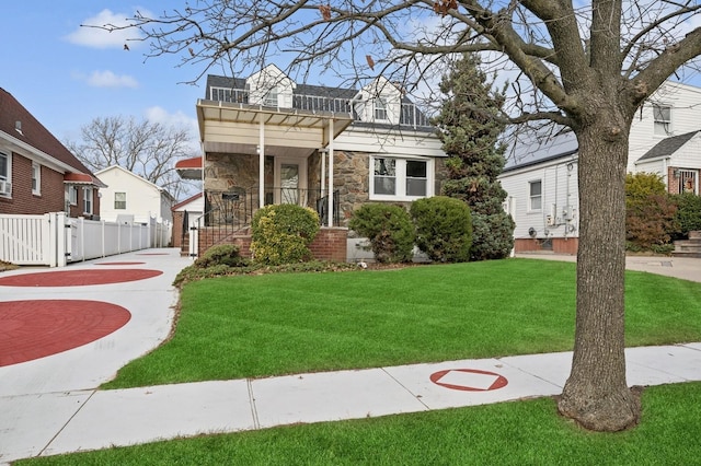 view of front of home featuring a front yard