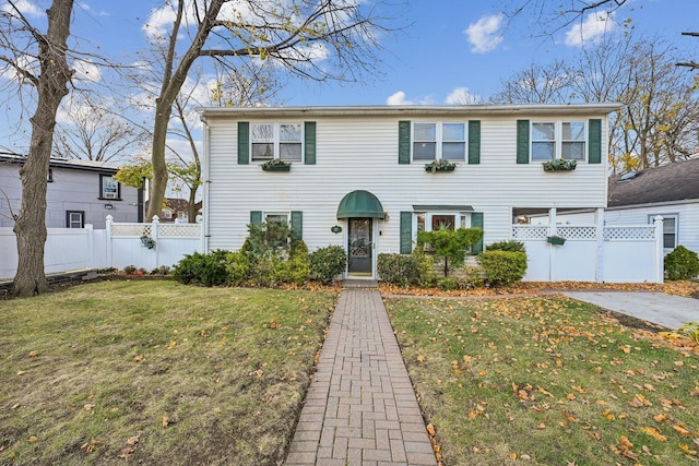 view of front of property with a front yard