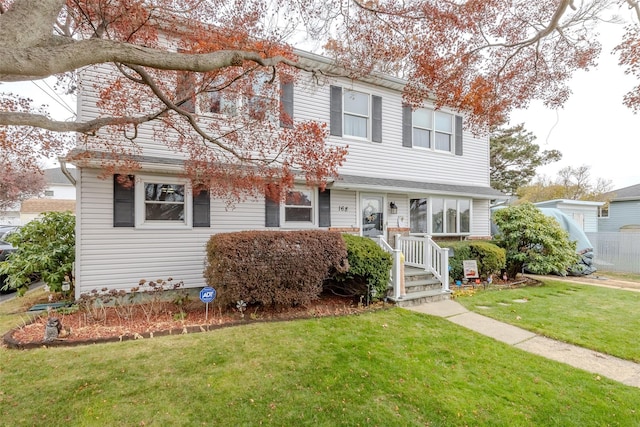 view of front of property featuring a front yard