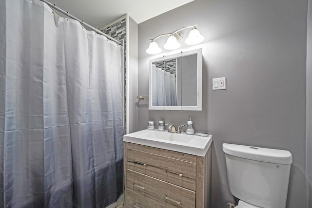 bathroom featuring a shower with curtain, vanity, and toilet