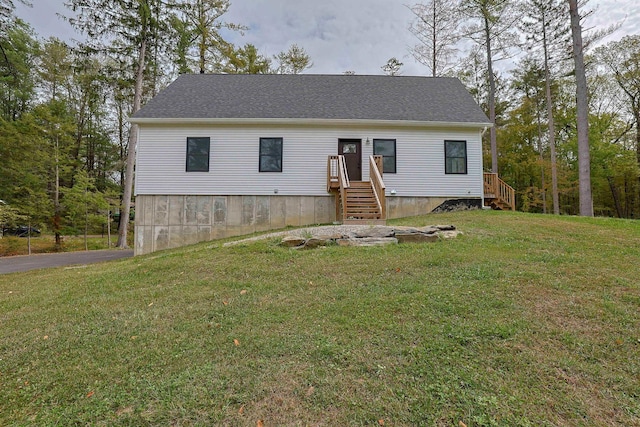 view of front facade featuring a front yard