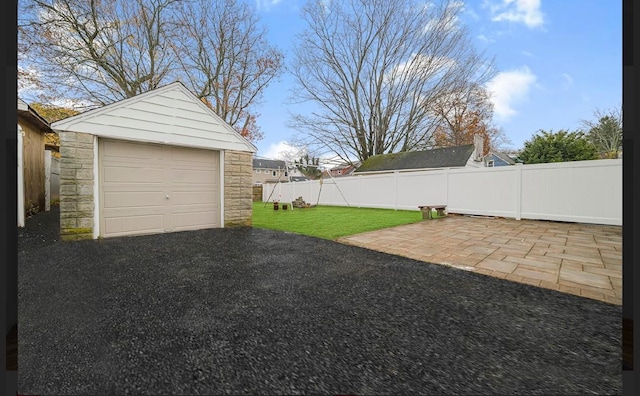 view of yard with an outbuilding and a garage