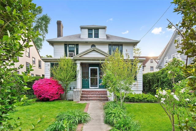 view of front of house featuring a front lawn