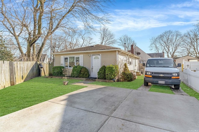 view of front of home featuring a front lawn